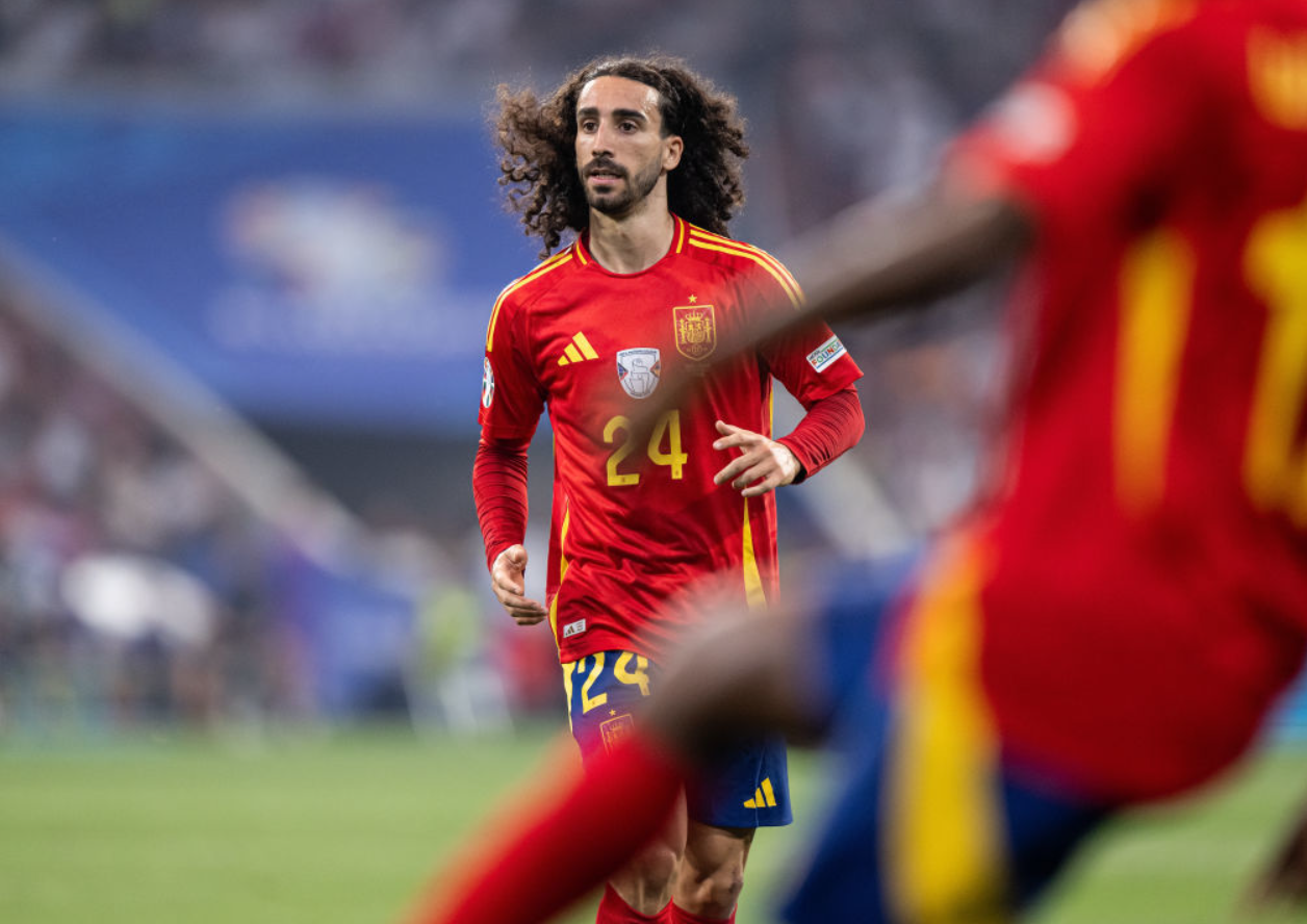 Zagueiro do Chelsea Cucurella joga suas chuteiras fora após vitória no clássico contra o Tottenham